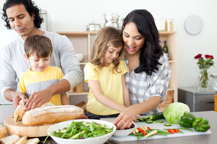 How Can Families Effectively Plan Meals Using ImportantCool MomFood Principles?